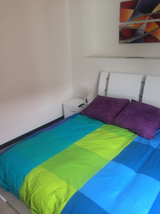 Cama doble y mesa de noche