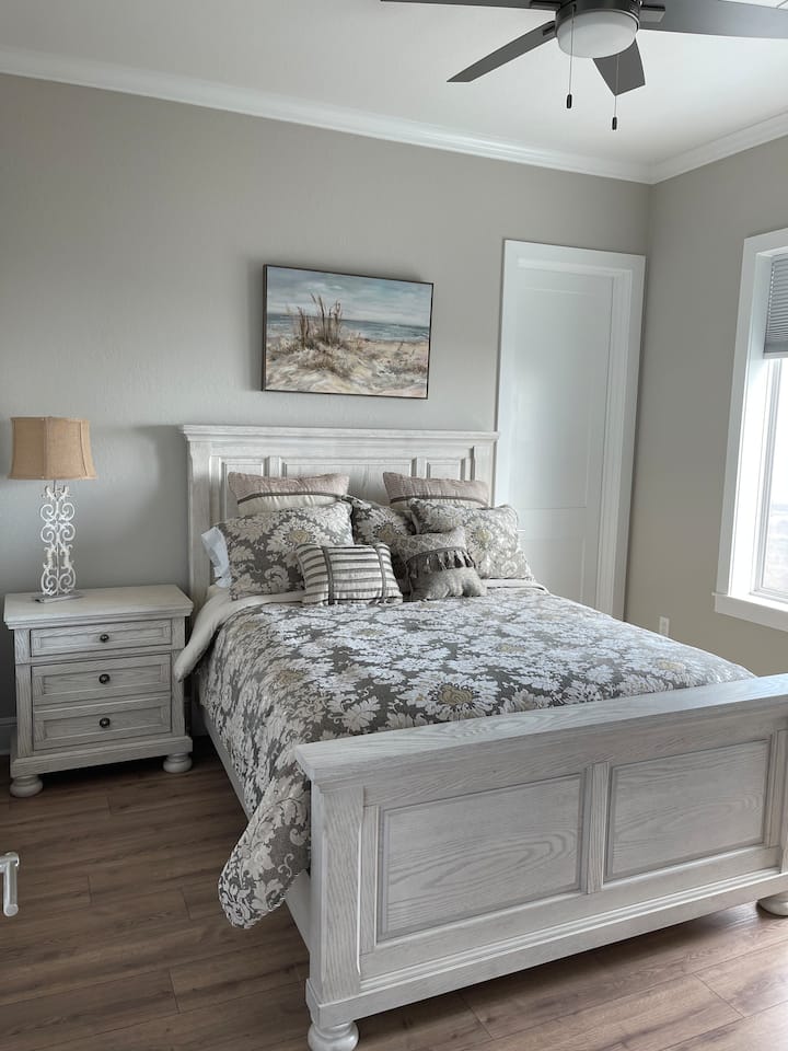 Réveillez-vous avec une magnifique vue sur l'océan.  Le lit queen size est un Tempur-Pedic.  La chambre dispose d'une salle de bain attenante, d'une télévision connectée Samsung, d'un ventilateur de plafond et de stores sombres.