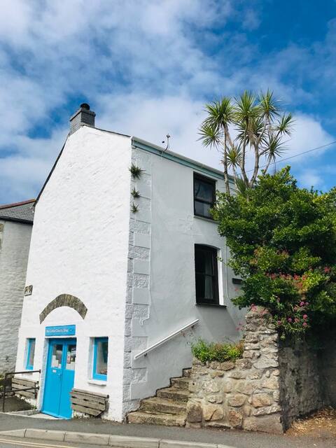 Seaside, harbour, historic pubs, walks, galleries