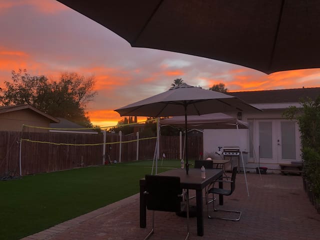 Peaceful 4 bd 2 bth home in Northridge/ sleeps 10