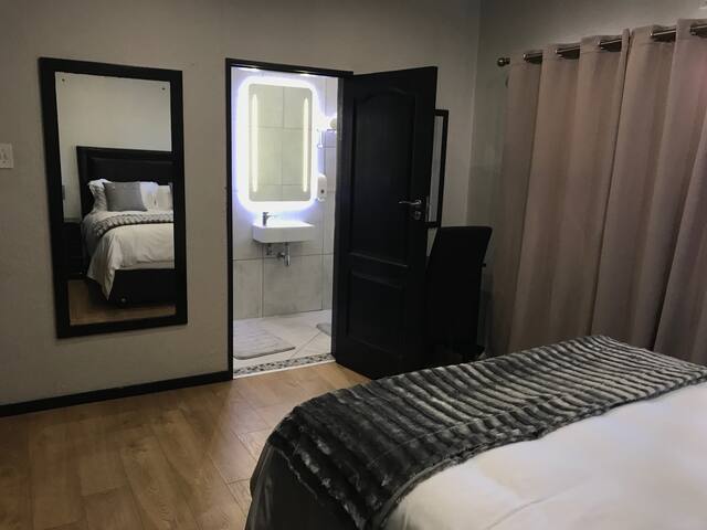 ★CAPE TOWN★ FAST internet 100Mb/s WiFi – sleep 4 gallery image 4