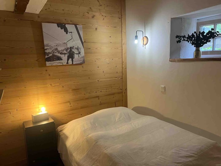 Pequeña habitación en la planta baja del chalet con baño con ducha e inodoro. Esta habitación se vive como un estudio independiente. Para acceder tendrá que pasar por las áreas comunes.