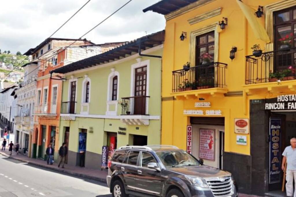 Exterior calle Flores en el día , Rincón Familiar Hostel Boutique.