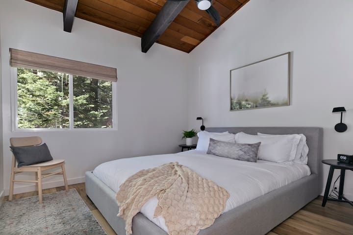 楼上卧室（加州特大号床） 