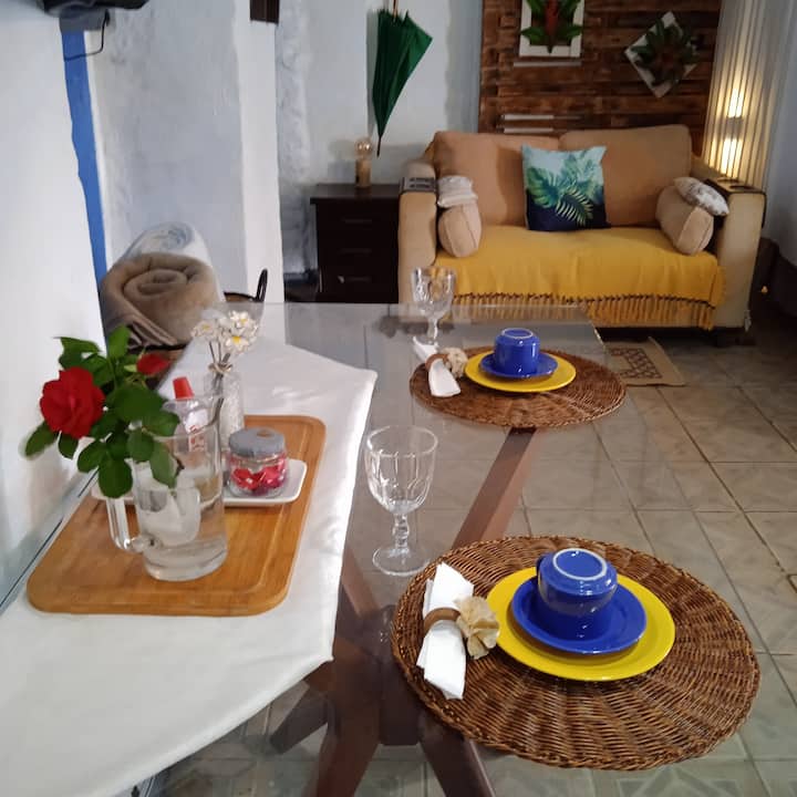 غرفة معيشة متكاملة ومطبخ