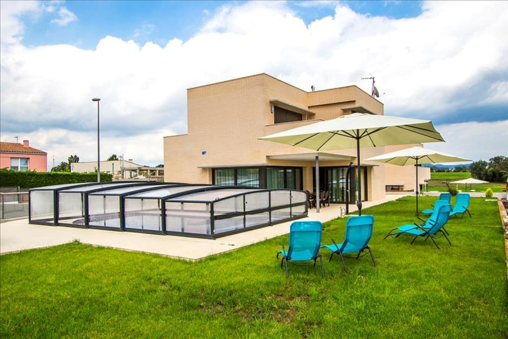 Private outdoor cover pool and facade