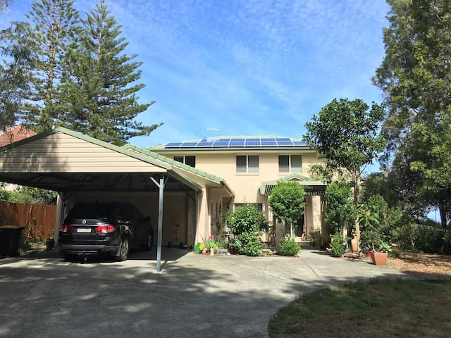 'Rebecca's Place' Beach front Beachmere