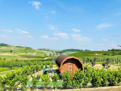 A barrel for two in the middle of the vineyards!
