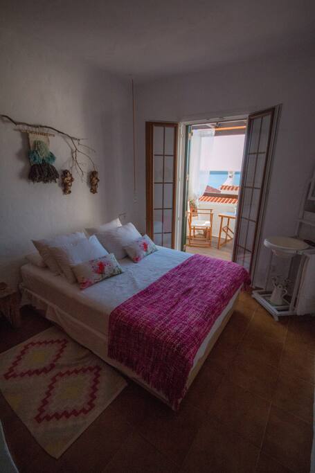 Dormitorio principal con salida a la terraza y vistas del faro de Cavallería. El dormitorio dispone de amplio armario empotrado