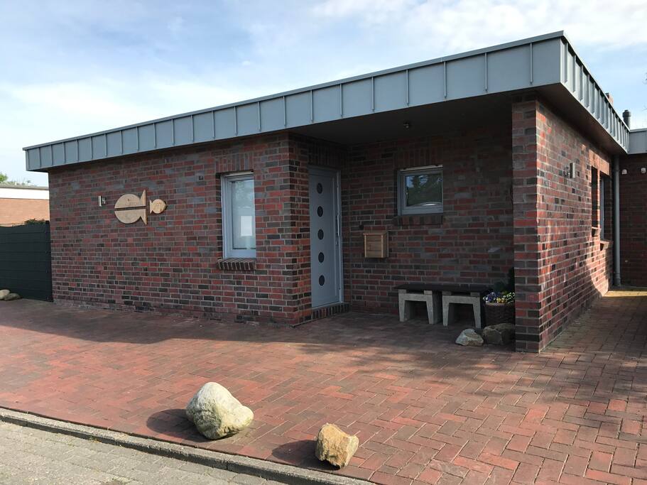 Vorderseite mit Parkplatz (rechts)