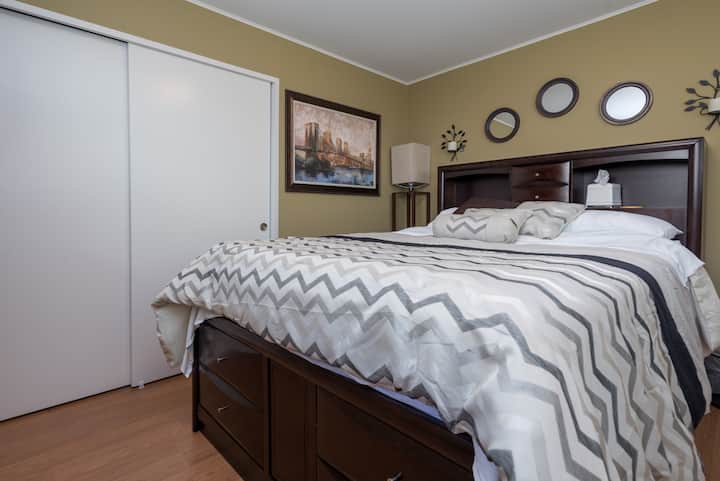 מיטת קווין סייז בחדר השינה הראשי (חלון חדר שינה עם נוף לאגם)