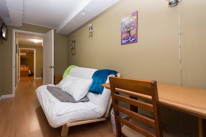 מיטת פוטון בגודל מלא ב - Avengers  Bedroom/Game Room