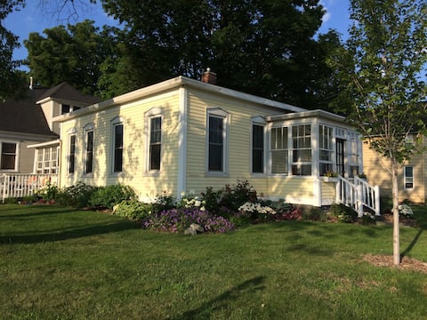 Historic Bungalow Near Farmers Market & Downtown