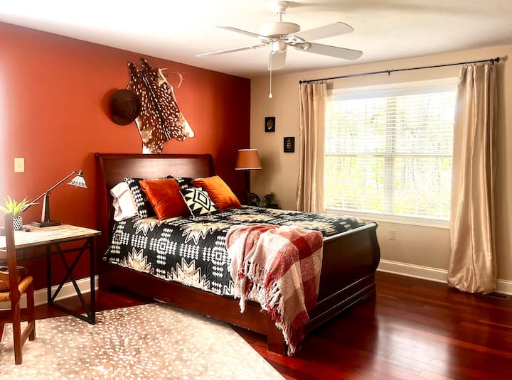 Მთავარი სართული საძინებელი 1 სააბაზანოთი. Სამუშაო სივრცე და სმარტ-ტელევიზორი.