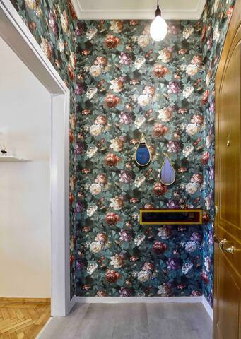 4 Travelers gallery image 4