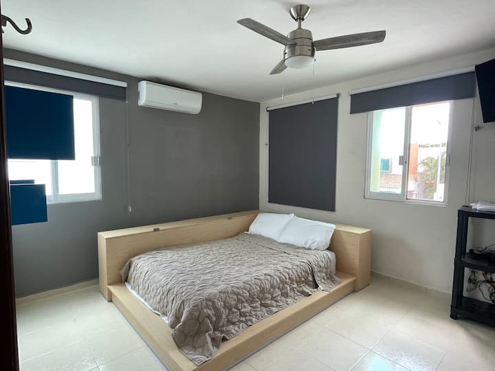 Спална соба со двоен кревет, клима уред, телевизорот е за гледање на камерите од надворешната страна на куќата за да бидете спокојни или кога е потребно.