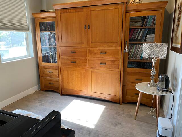 Modern downtown home w/ rooftop deck & fire pit!! gallery image 3