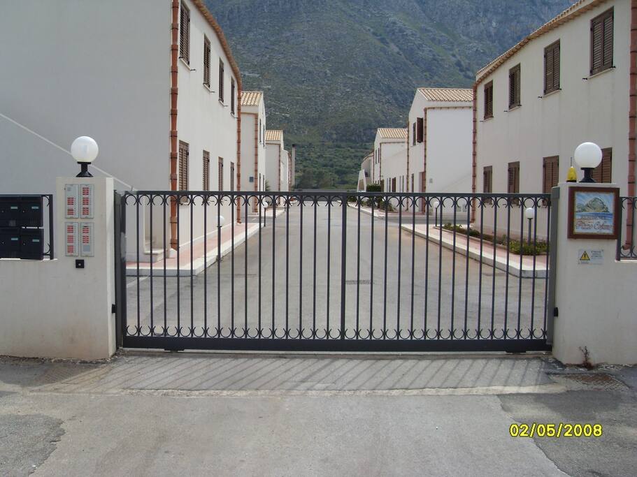 Cancello di entrata del residence