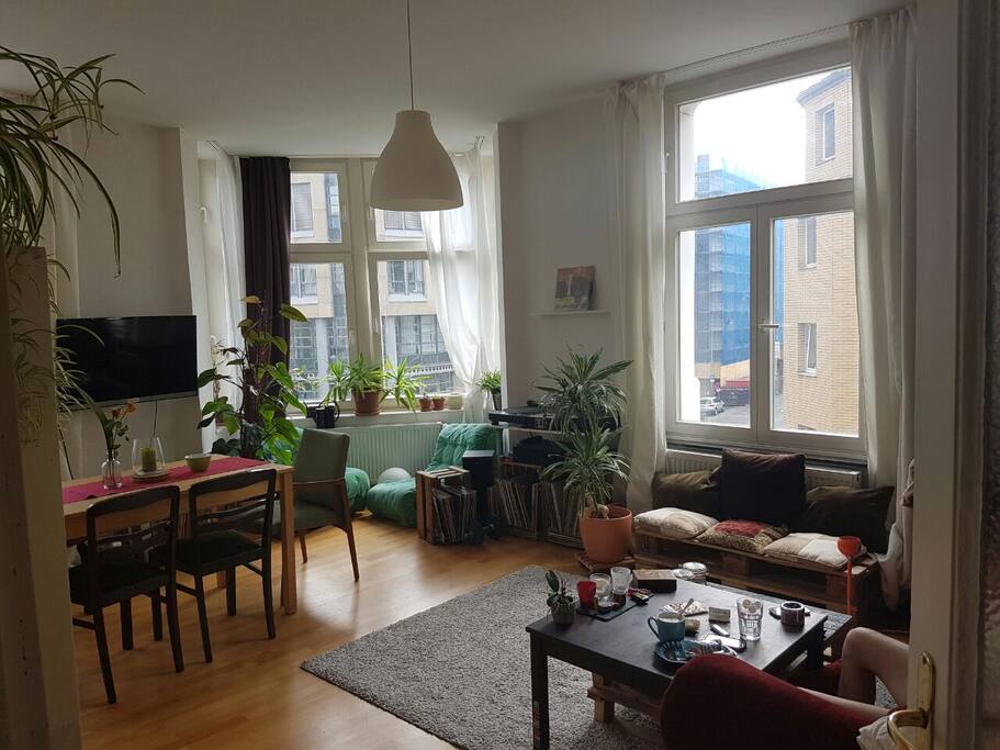Wohnzimmer mit Sofa und Matratze