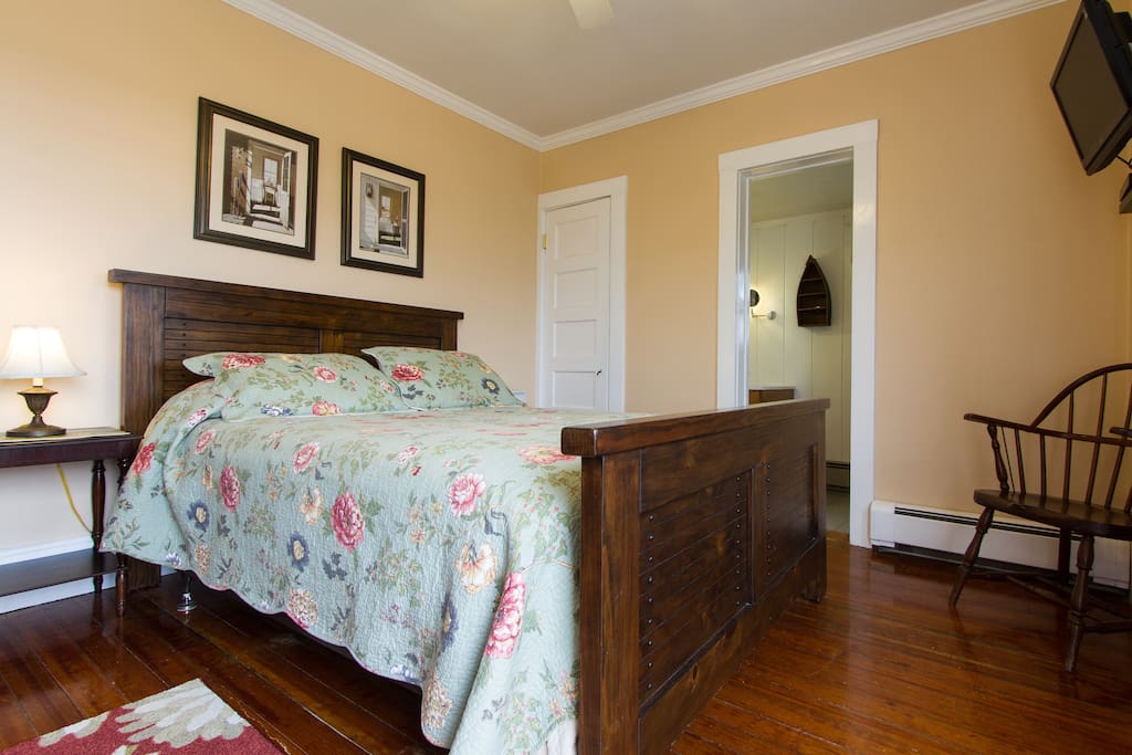 Room # 7 queen bed and private bathroom