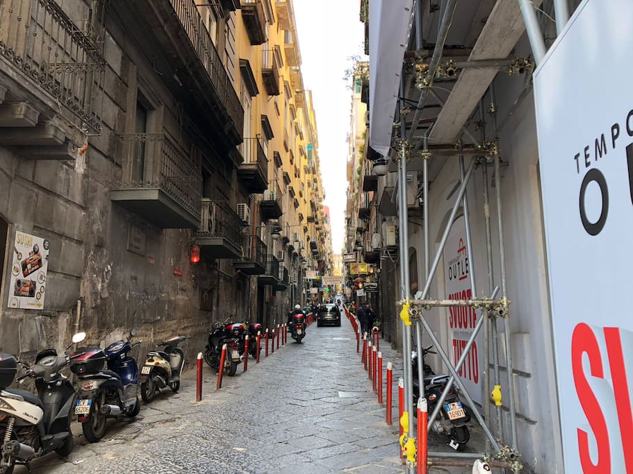 inizio Via Nardones da Piazza Trieste e trento