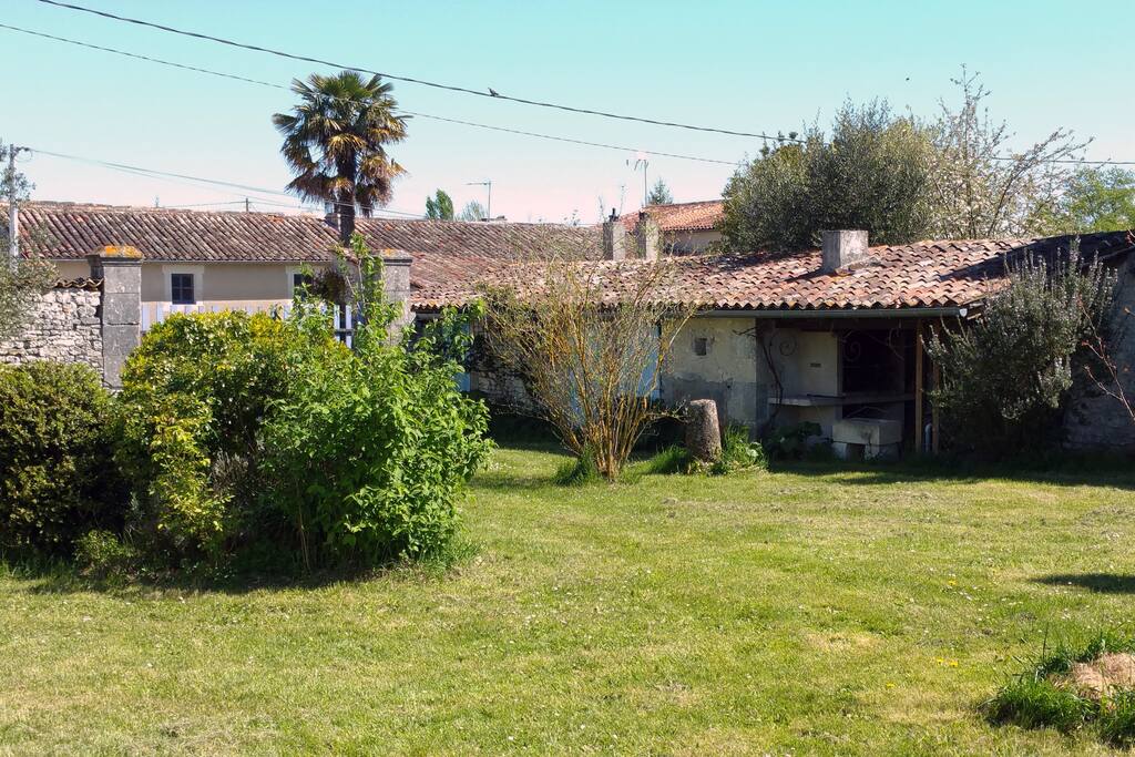 Voici le jardin d'agrément où il fait bon, déjeuner, se reposer et jouer.....