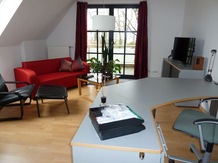 Schreibtisch mit ergon. Bürostuhl