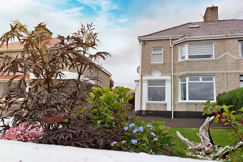 Beach front house in beautiful harbour location