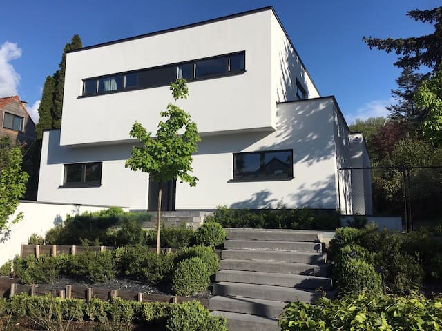 Maison Contemporaine au calme dans la verdure