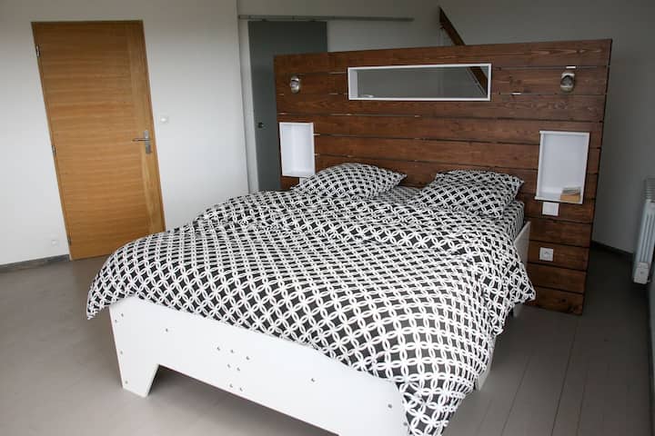 Chambre principale avec pleine vue sur mer.