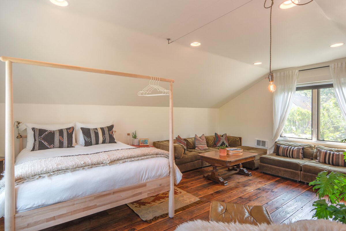 Простор во поткровје/спална соба на горниот кат. 