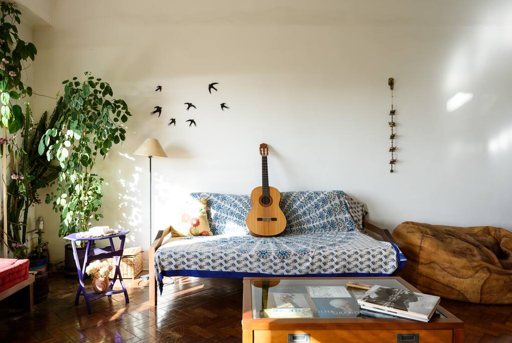 Sala de estar com violão disponível