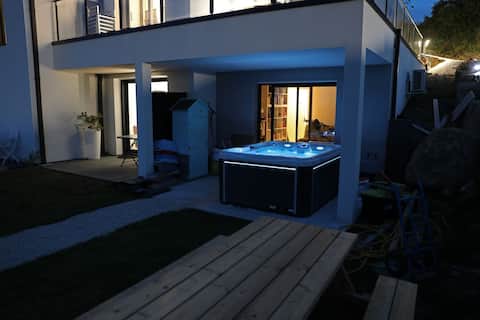 Sea view of Perros guirec, private hot tub