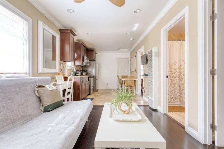 Avocado Bungalows: Bright 2brf With Parking - Los Ángeles, CA