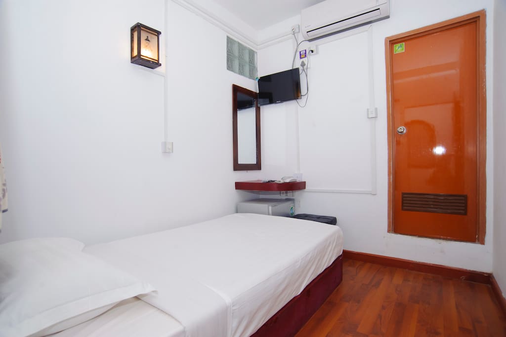 Singlw en suite room 2