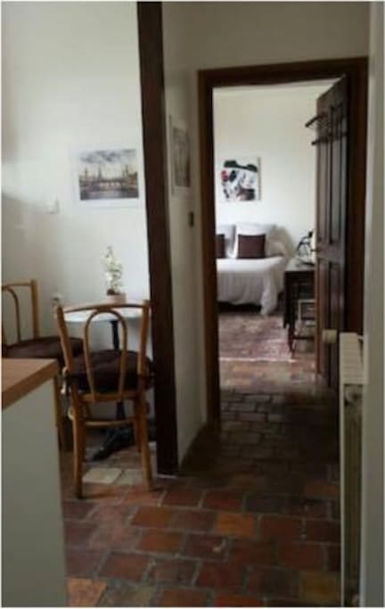 Vue de la chambre et de la cuisine depuis l'entrée / View of the bedroom and the kitchen from the entrance