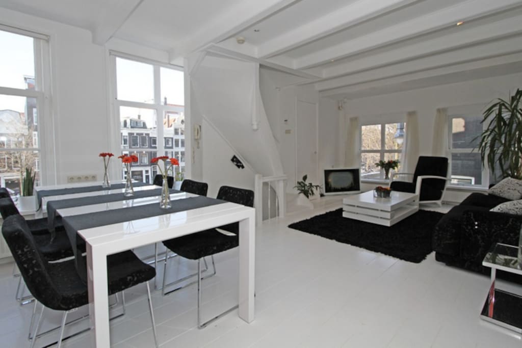 Main Lounge: 4 windows to both sides of the house, panoramic views over Herengracht