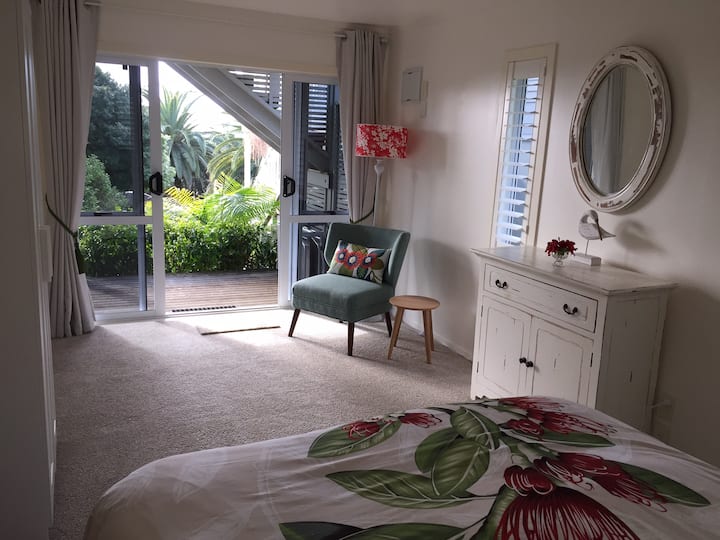 ხედი გემბანსა და ბაღებზე მთავარი საძინებლიდან