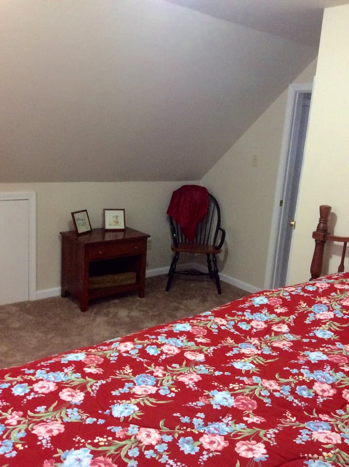 Спална соба на горниот кат со нов брачен кревет (широк 150-179 см). 
Оваа соба има тоалет.