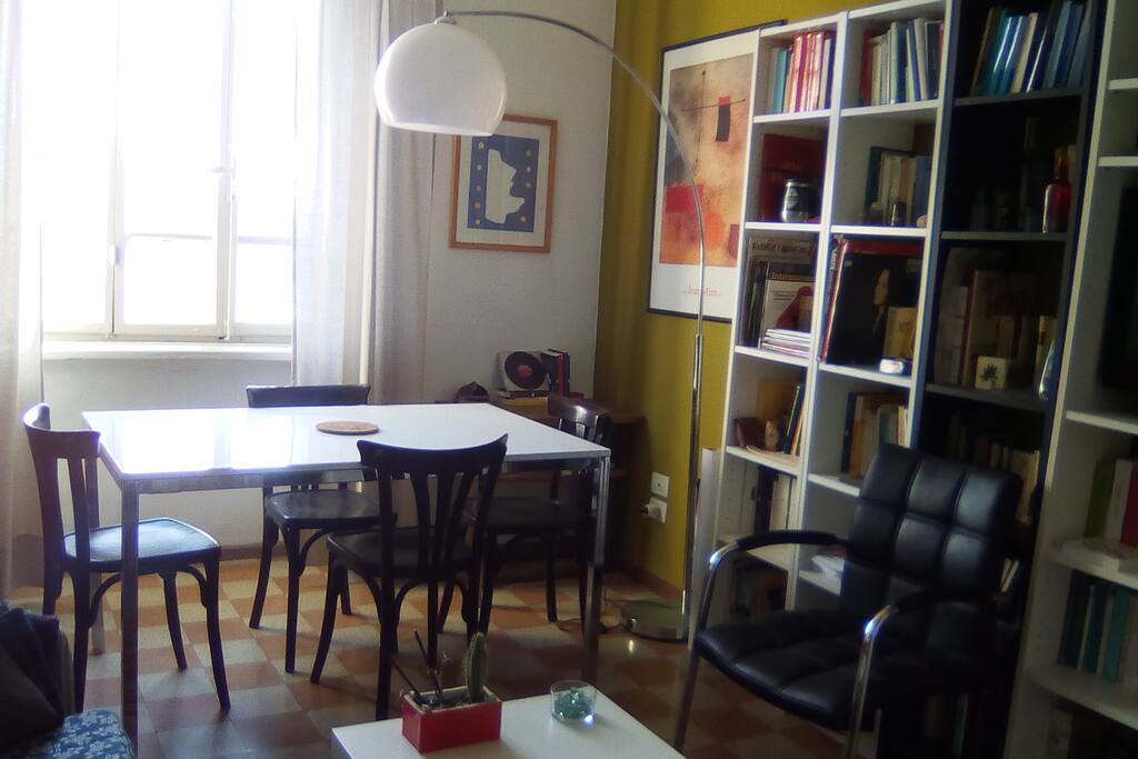 Libreria e zona lettura