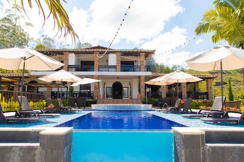 Finca in Guatape with private access to the lake