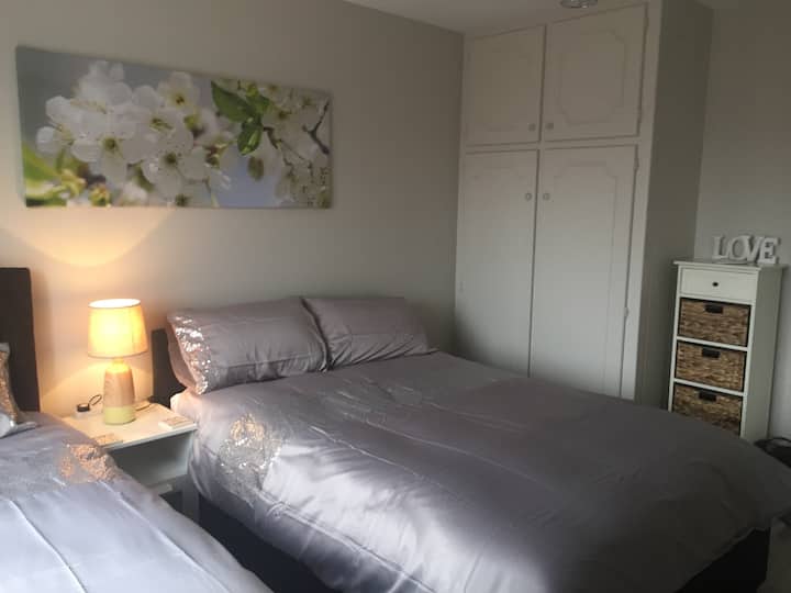 חדר שינה 2, עם מיטה זוגית ומיטת יחיד.