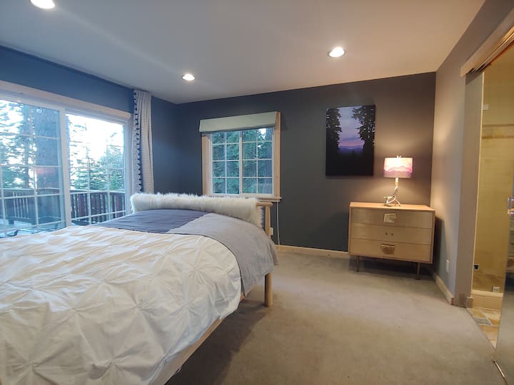 主楼层的主套房。 从这间卧室可以欣赏到美丽的湖景/山景！ 独立套房全功能卫生间。 可使用露台。舒适、干净的床上用品。 2025年10月新的有机床垫。