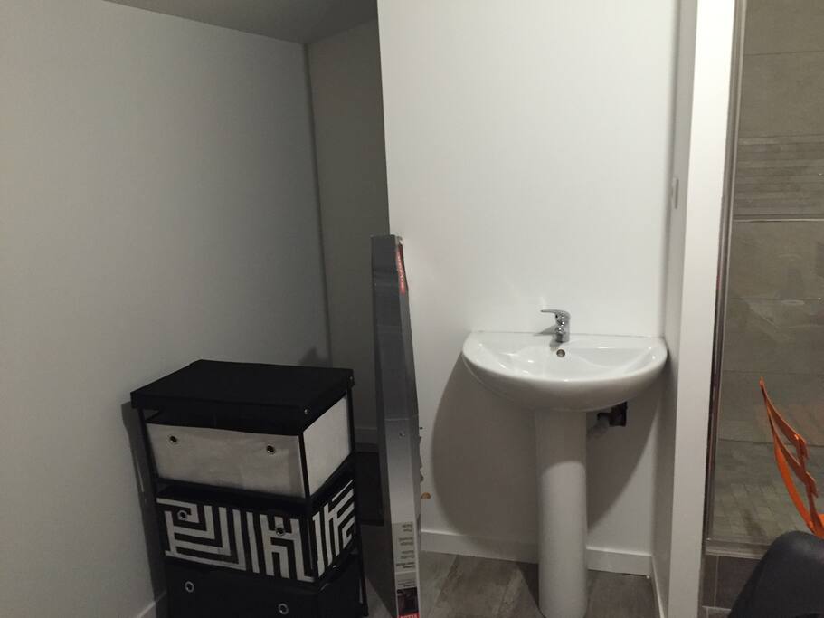 Lavabo et wc derrière