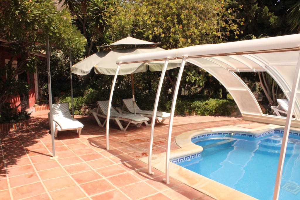 Der Pool, der in der kühlen Witterung abgedeckt werden kann