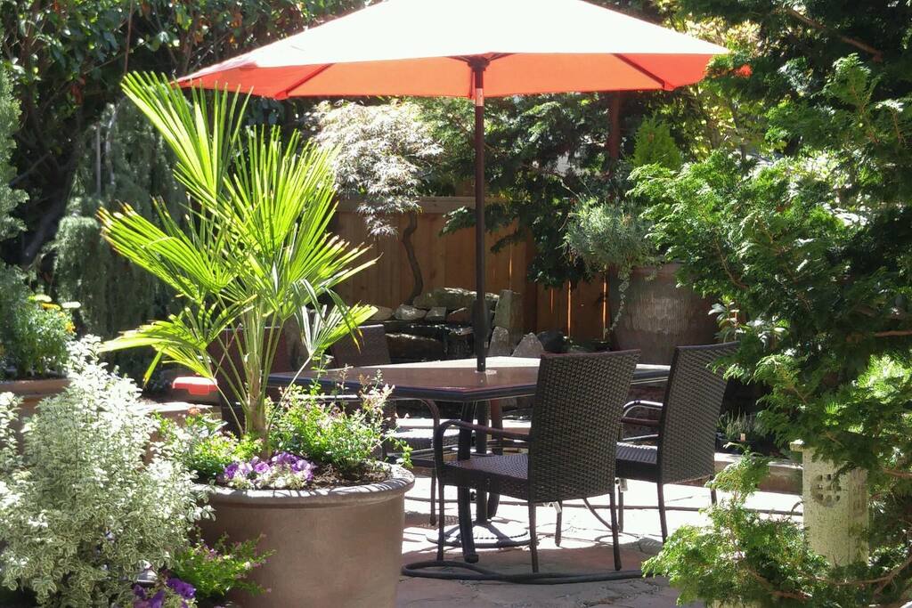 Alfresco dinning.