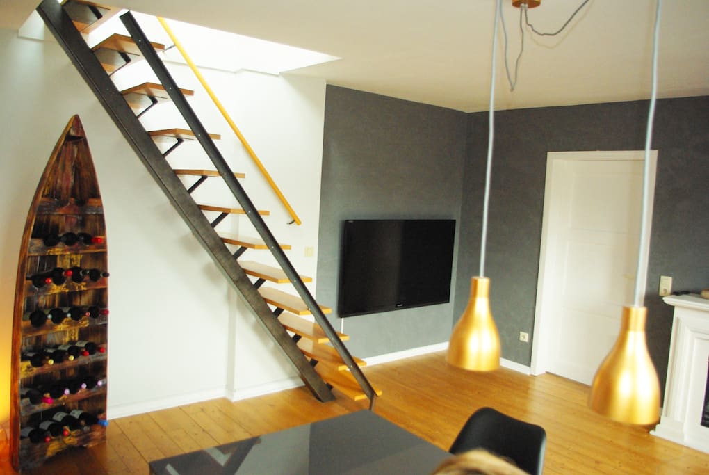 TV im Wohnzimmer / Treppe zum Schlafbereich