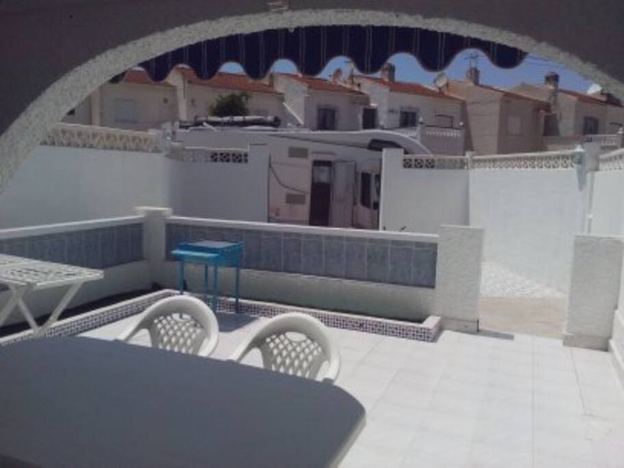 vue de la terrasse avec table+ 8 chaises+ barbecue
sèche linge