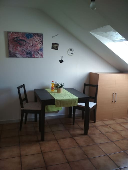 Esszimmer mit Mikrowelle, Wasserkocher, Kaffeemaschine und Toaster
