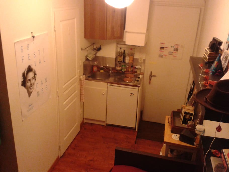 Petite cuisine qui comprend tout le nécessaire
Small kitchen with all the necessary equipement